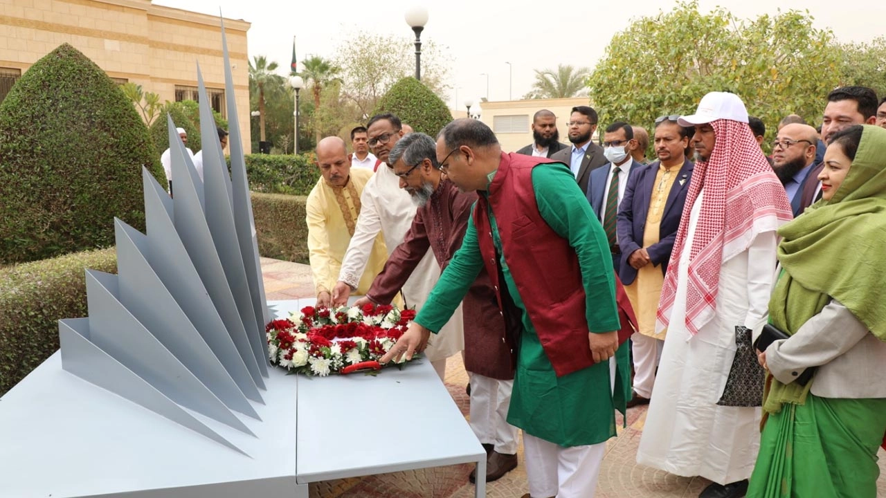 দূতাবাসের অস্থায়ী স্মৃতিসৌধে পুষ্পস্তবক অর্পণ করেন রাষ্ট্রদূত দূতাবাসের কর্মকর্তা ও কর্মচারীরা