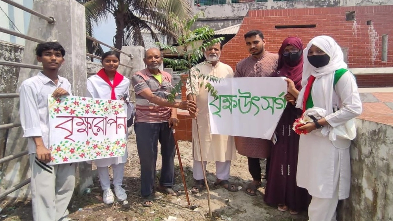 মঠবাড়িয়ায় বৃক্ষরোপণ কর্মসূচি পালন করেছে পরিবেশবাদী সংগঠন ‘বৃক্ষ উৎসর্গ’।