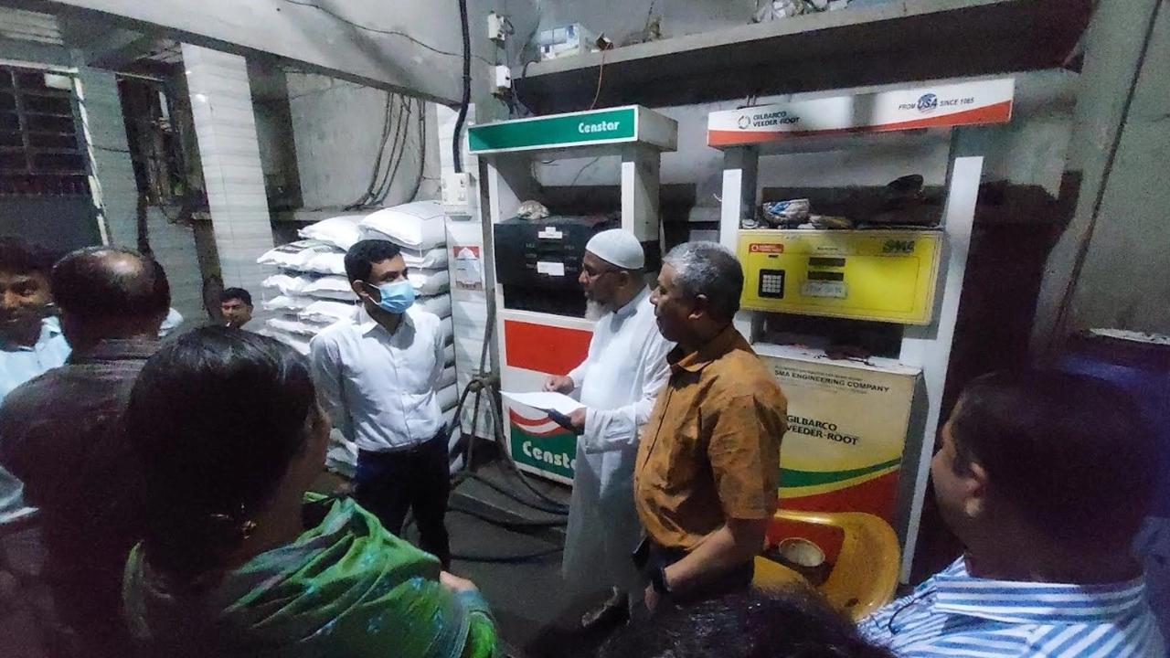 শেরপুর শহরের একটি ৫ তলা আবাসিক ভবনের নিচতলায় ২৫ হাজার লিটার তেলের ট্যাংক বানিয়ে ডিজেল মজুদ করার অভিযোগে এক ব্যবসায়ীকে জরিমানা করেছে ভ্রাম্যমাণ আদালত।