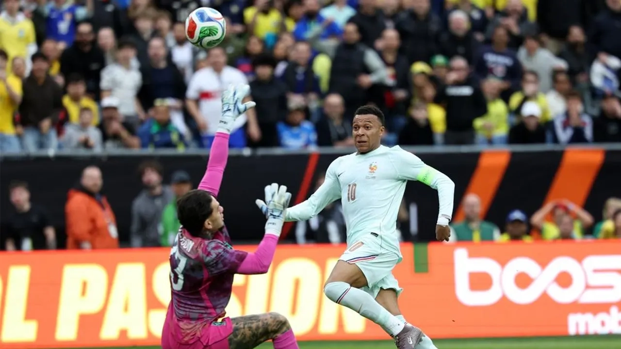 ফ্রান্সের হয়ে প্রথম গোল করেন এমবাপ্পে । । ছবি: সংগৃহীত