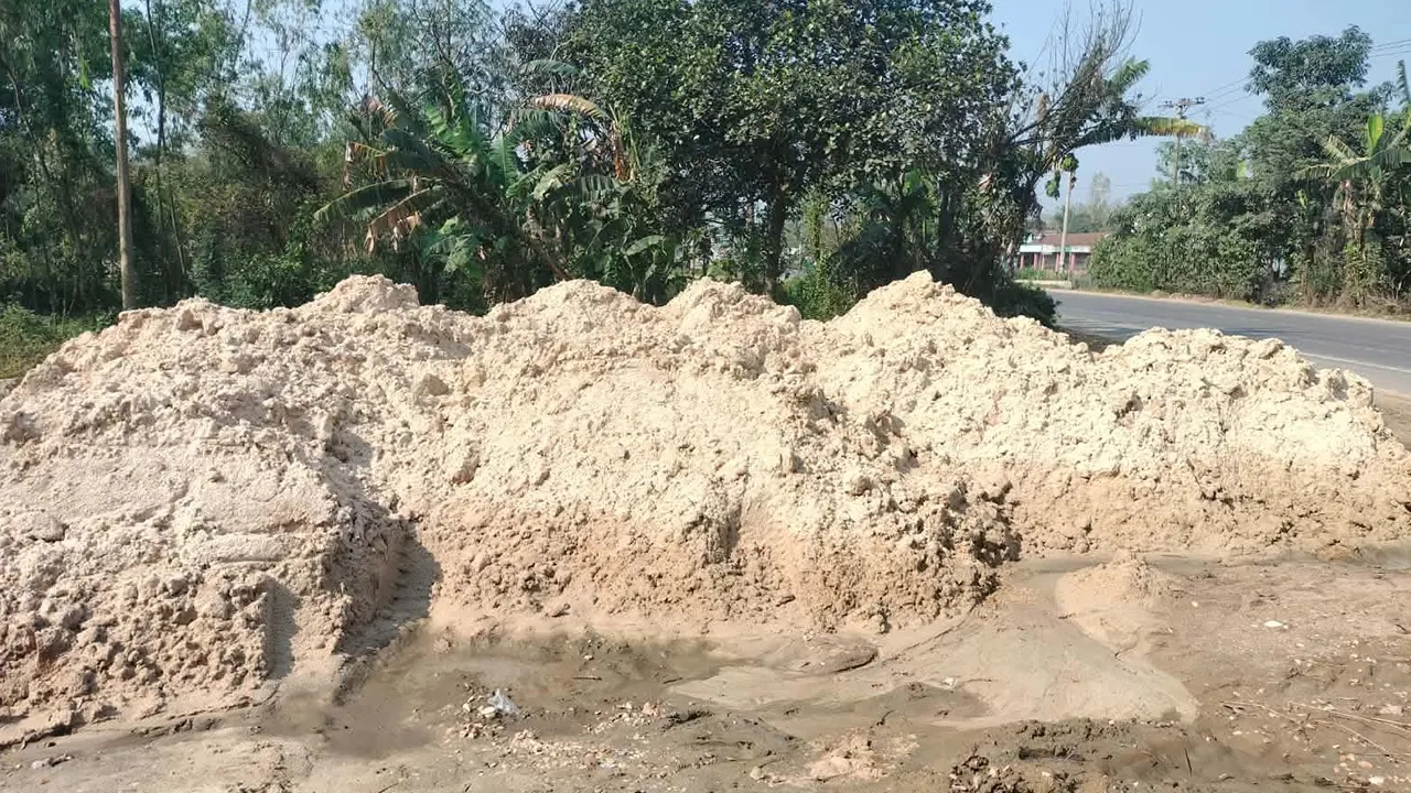 বাহুবলে অবৈধভাবে উত্তোলিত সিলিকা বালু