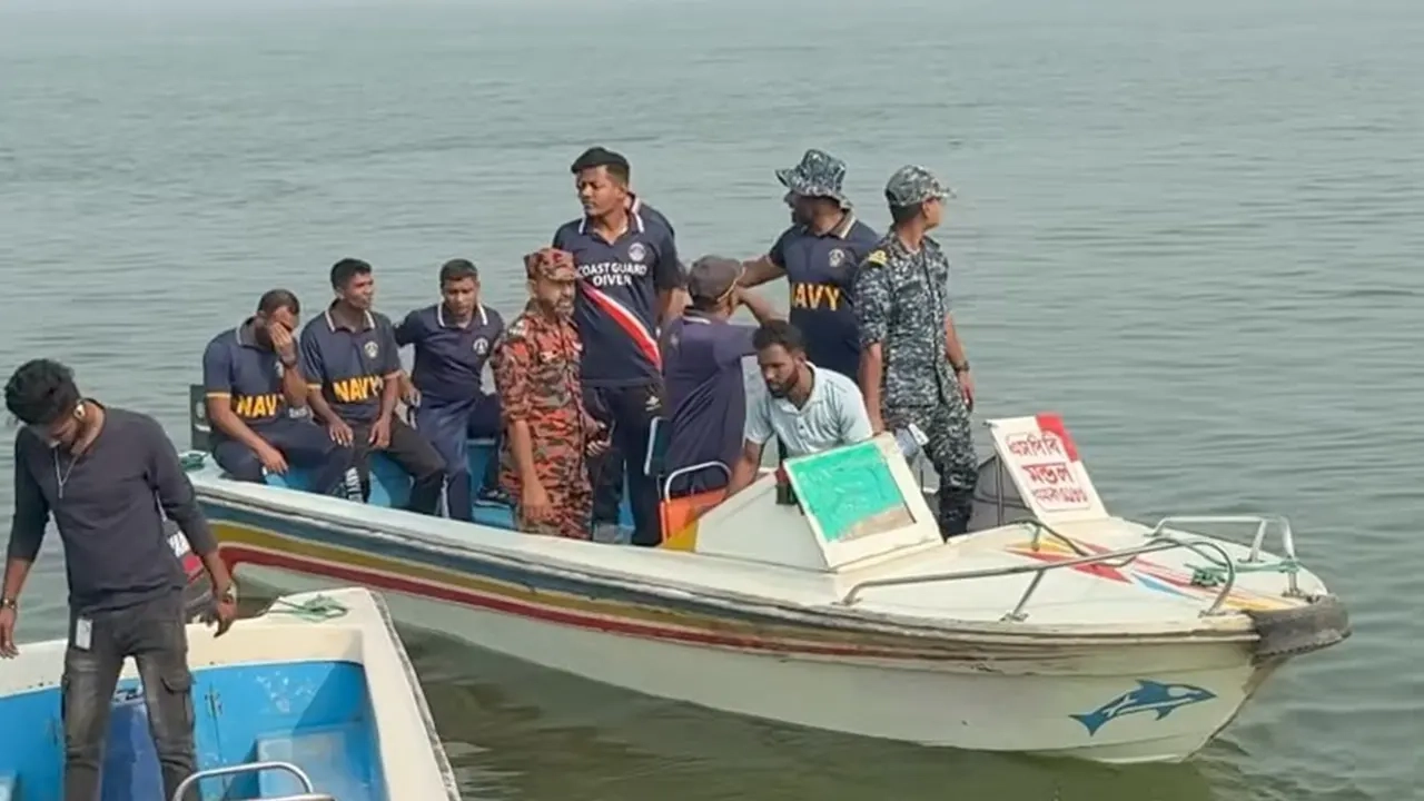 দৌলতদিয়ায় বাসডুবির ঘটনায় তৃতীয় দিনের মতো চলছে উদ্ধার অভিযান