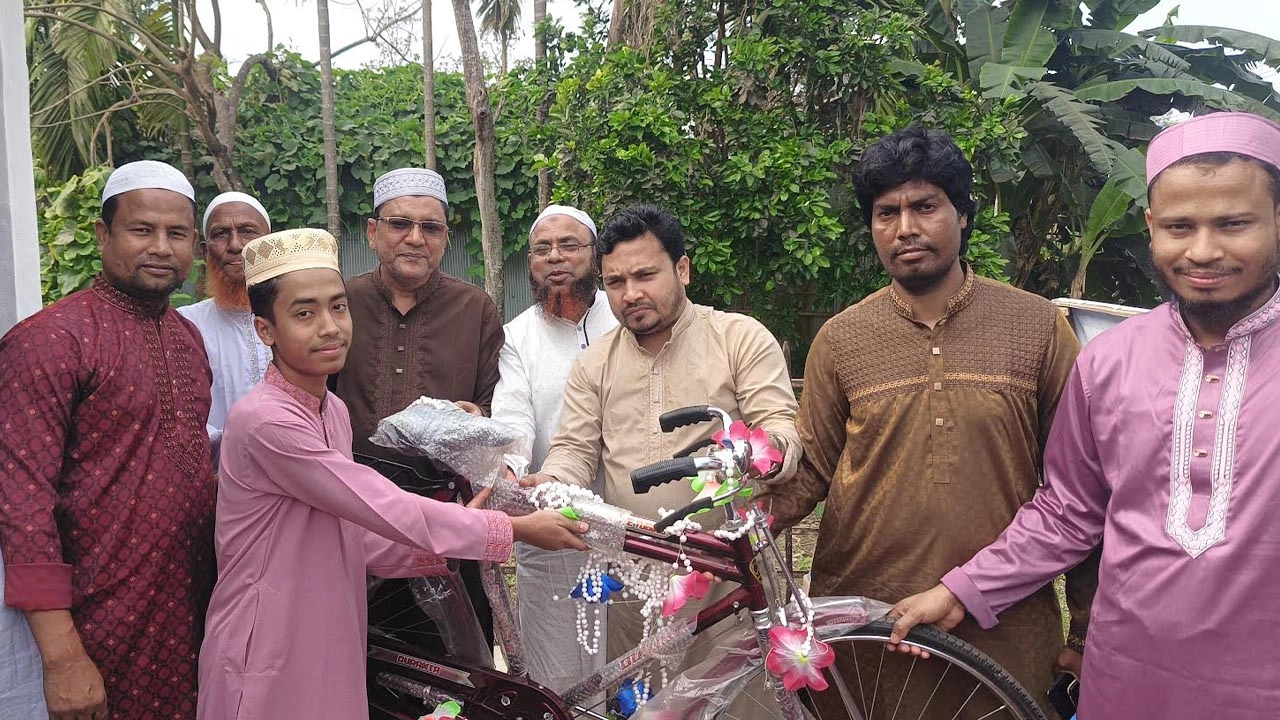 মসজিদ প্রাঙ্গণে আয়োজিত অনুষ্ঠানে বিজয়ী তাজিন ইসলামের হাতে সাইকেল তুলে দেওয়া হয়।