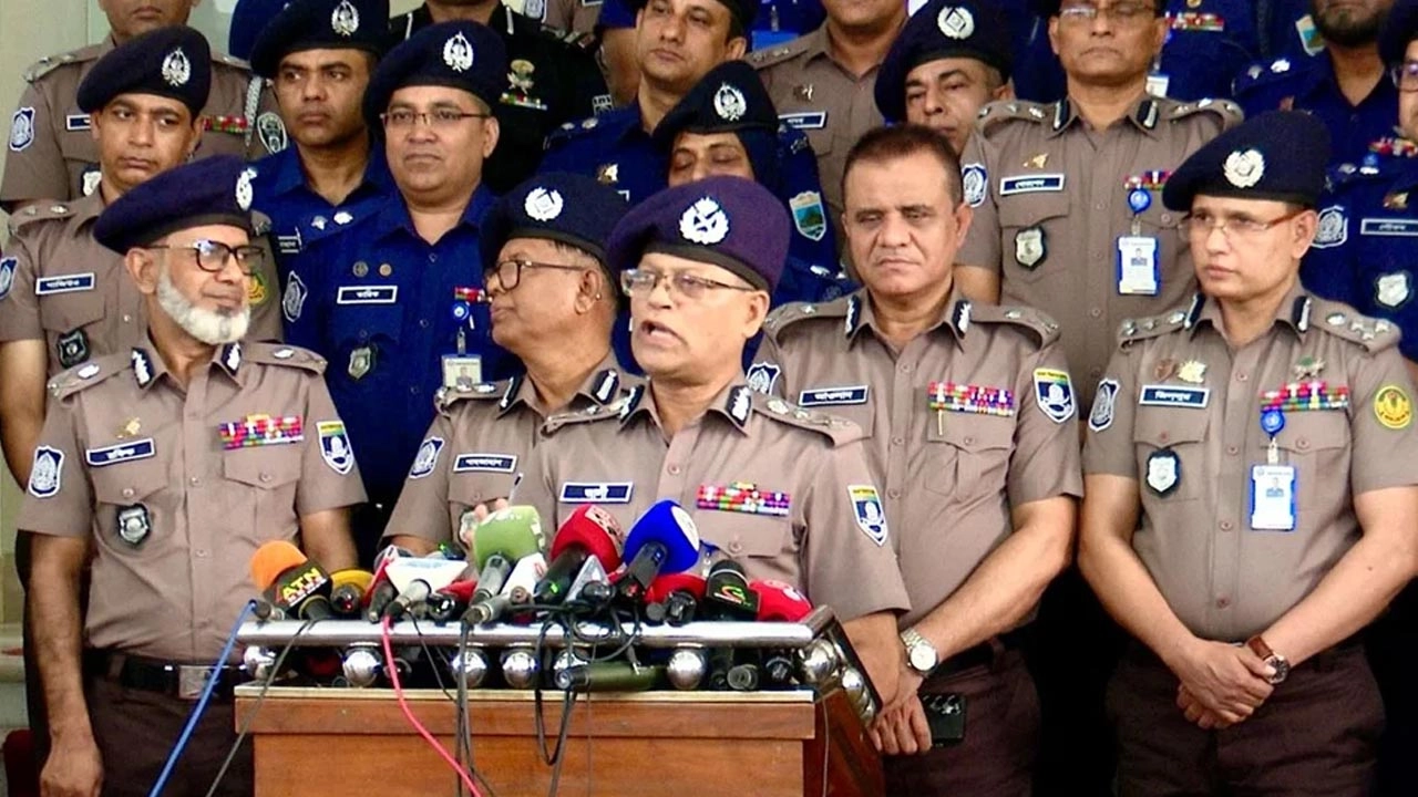 প্রেস ব্রিফিংয়ে সাংবাদিকদের সঙ্গে কথা বলছেন আইজিপি আলী হোসেন ফকির।