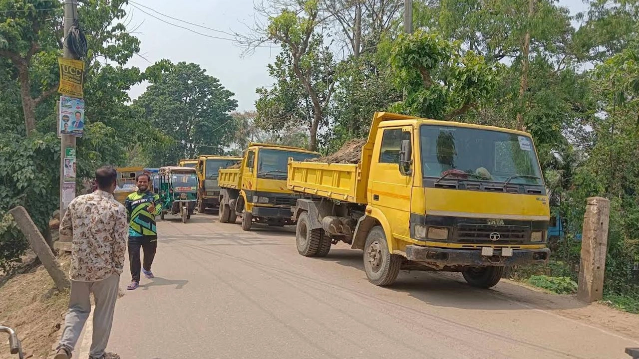 পুলিশ অভিযান চালিয়ে ১০টি ডাম্প ট্রাক আটক করেছে।