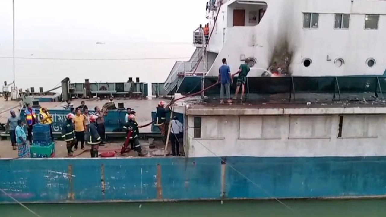 পাটুরিয়ায় ফেরিতে হঠাৎ আগুন, যাত্রীদের মাঝে আতঙ্ক