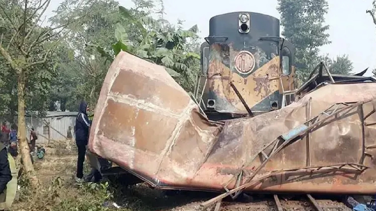 ক্রসিংয়ে উঠেই বাসের তেল শেষ, ট্রেনে কাটা পড়ল ৫ যাত্রী