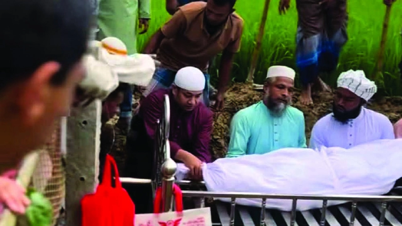 প্রটোকল ভেঙে মরদেহ দাফন করছেন তথ্য প্রতিমন্ত্রী