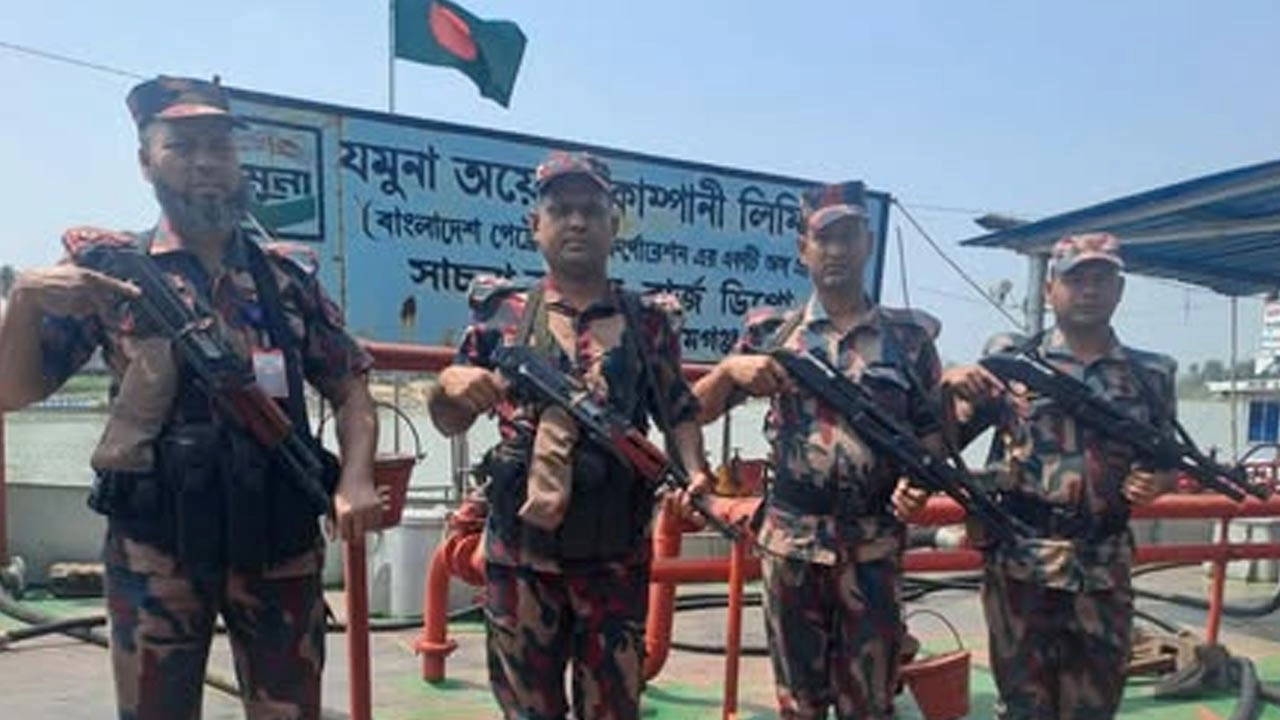 দেশের বিভিন্ন তেলের ডিপোতে বিজিবি মোতায়েন করা হয়েছে।