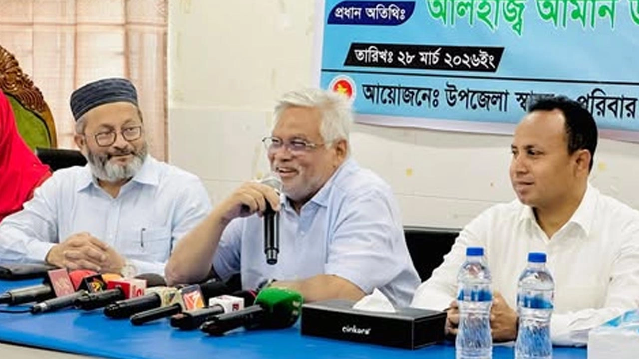 আলোচনা সভায় কথা বলছেন আমানউল্লাহ আমান