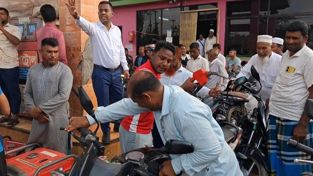 পীরগঞ্জে ইউএনও’র তদারকিতে জ্বালানি তেল বিক্রি