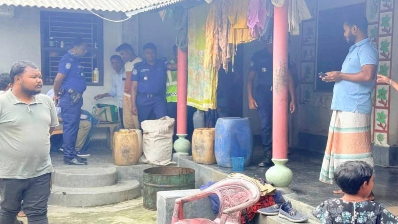 বীরগঞ্জ উপজেলার শিবরামপুর ইউনিয়নের ধনগাঁও বাজার এলাকায় এ অভিযান