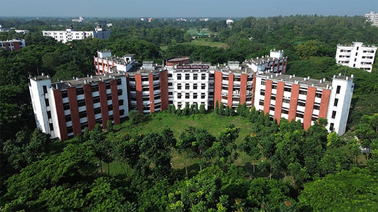 বেরোবি ছাত্রীর সঙ্গে ঢাকা বিশ্ববিদ্যালয় ছাত্র ‘অন্তরঙ্গ অবস্থায়’ আটক 