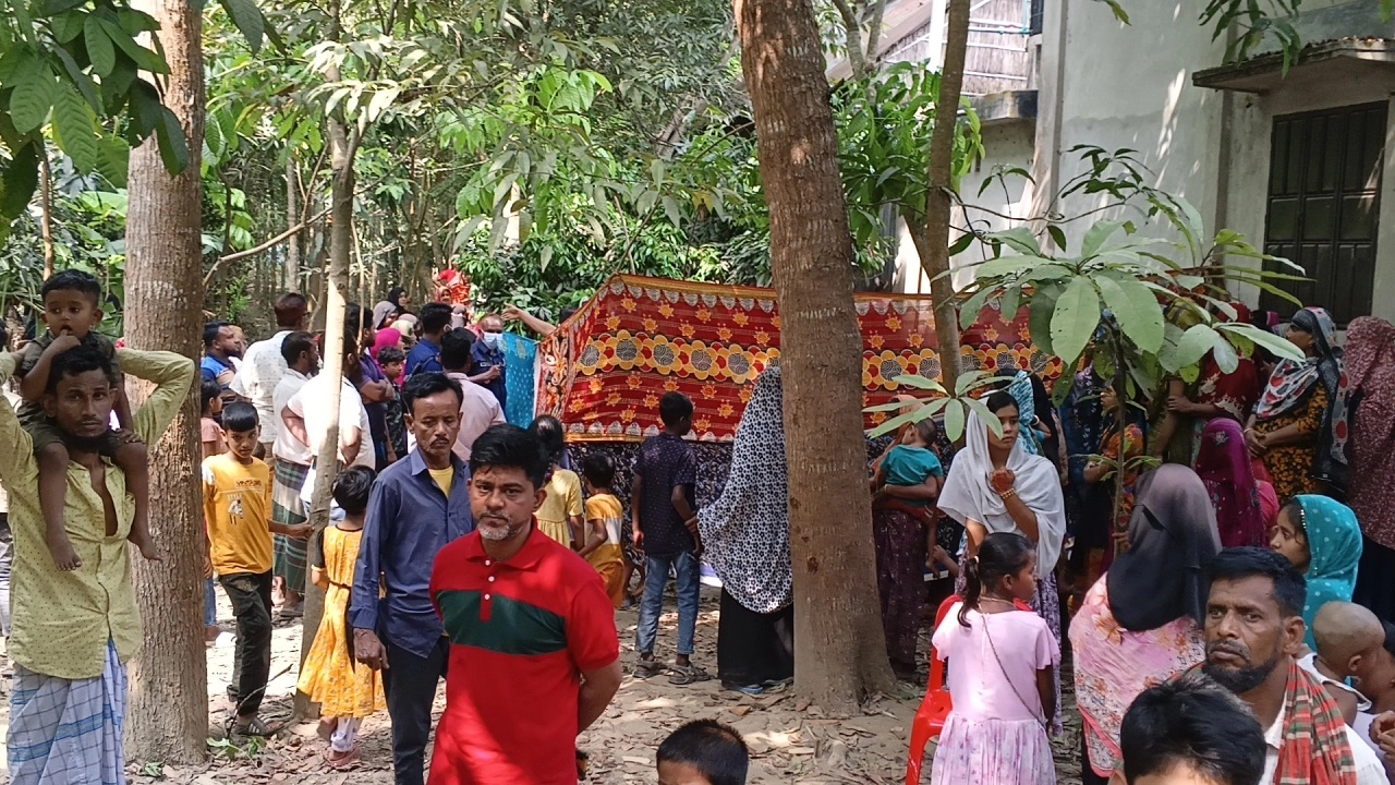 মরদেহ দেখতে স্থানীয়দের ভিড়