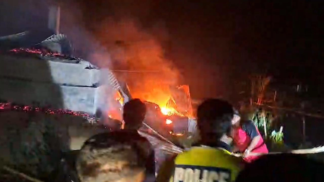 গোপলার বাজারে একটি বেকারিতে অগ্নিকাণ্ডের ঘটনা ঘটেছে।