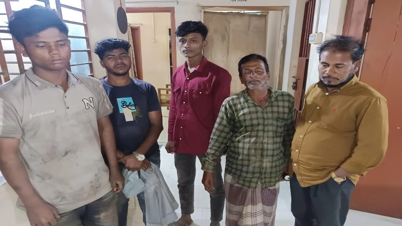 মাটি পাচারের সময় সেনাবাহিনীর অভিযানে আটক চক্র সদস্যরা