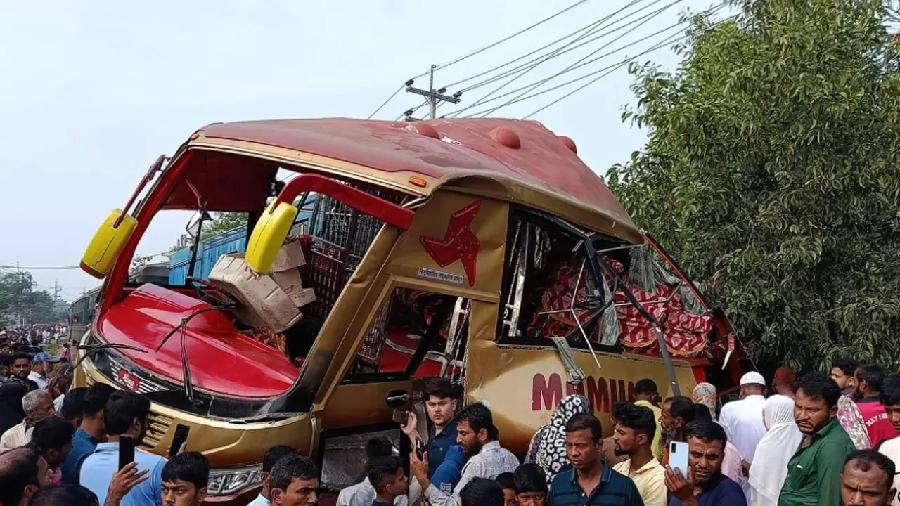 কুমিল্লায় দুর্ঘটনা কবলিত সেই বাস ।। ফাইল ছবি