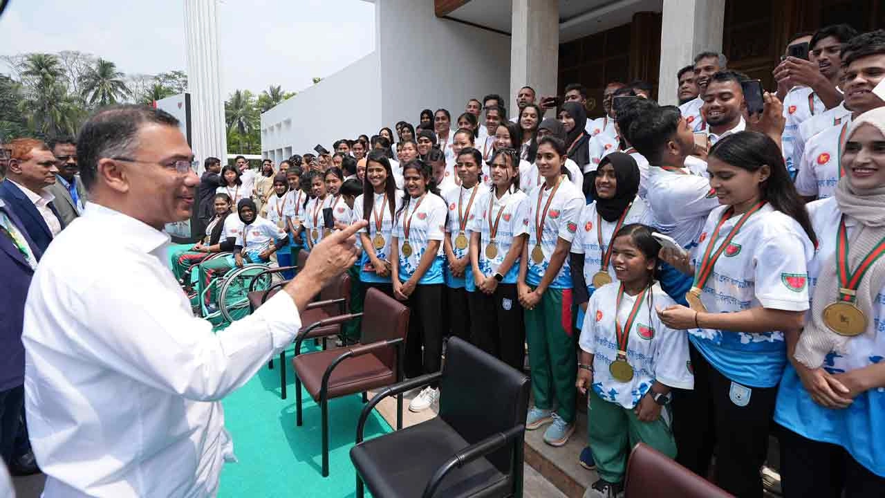 আন্তর্জাতিক ক্রীড়া প্রতিযোগিতায় পদকপ্রাপ্ত খেলোয়াড়দের সঙ্গে প্রধানমন্ত্রী তারেক রহমান