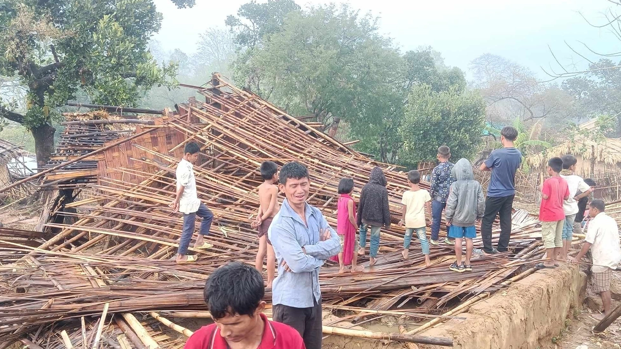 কালবৈশাখী ঝড়ে লণ্ডভন্ড ঘরবাড়ি