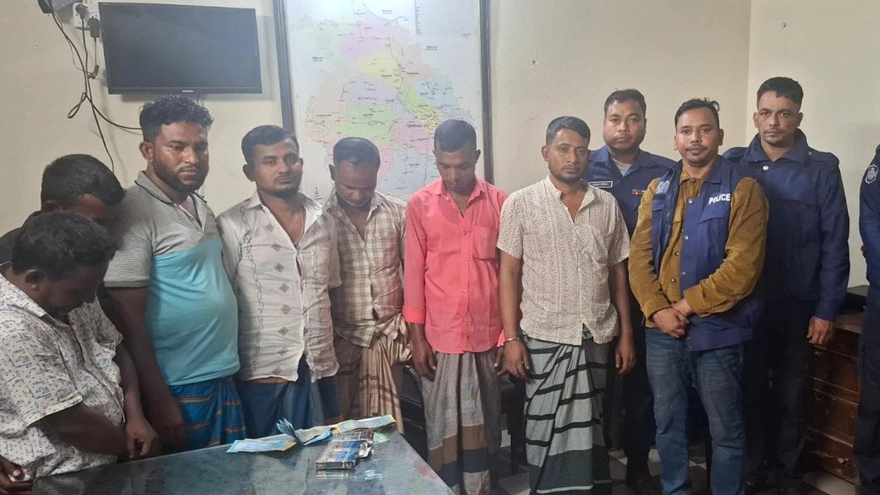 মৌলভীবাজারে জুয়ার আসর থেকে আটক ৭
