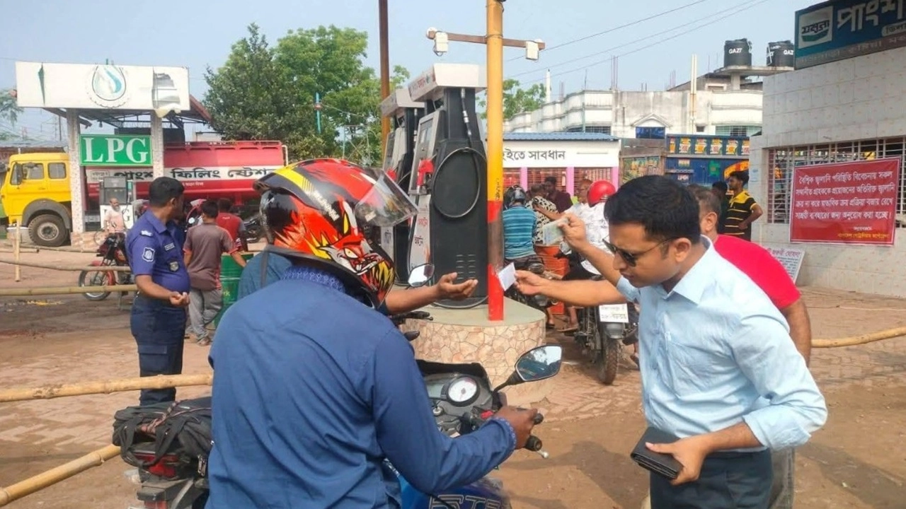 রাজবাড়ীর পাংশায় জ্বালানি তেলের কৃত্রিম সংকট ঠেকাতে অভিযান