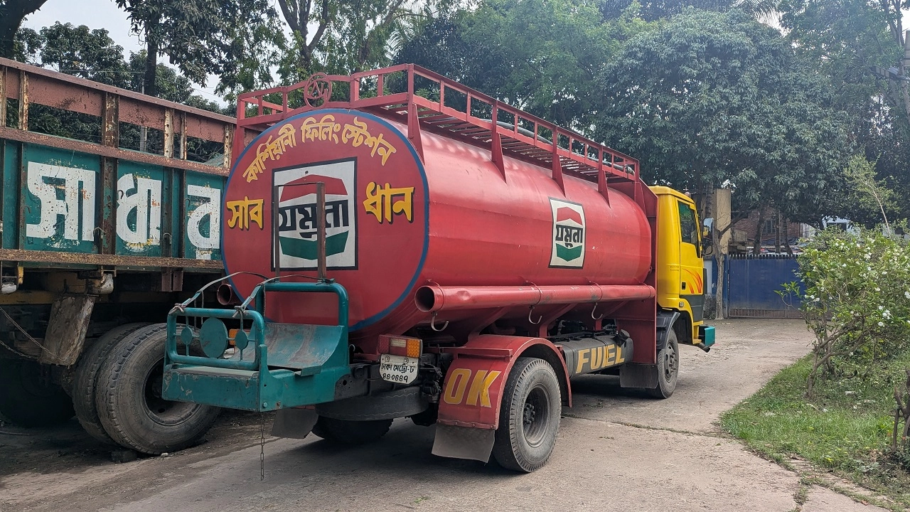 পেট্রোলবাহী ট্যাংকার আটক