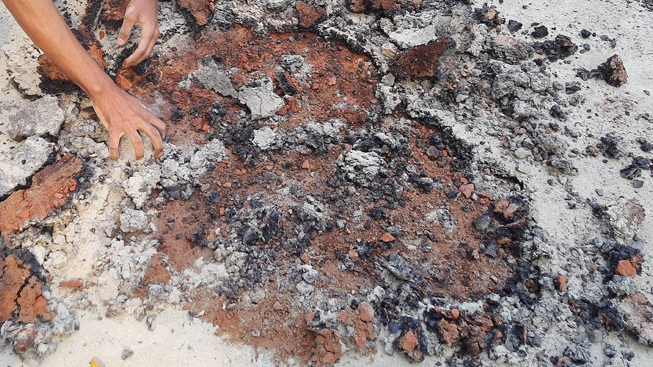 যবিপ্রবিতে রাস্তা নির্মাণে অনিয়মের অভিযোগ, হাত দিলেই উঠে যাচ্ছে পিচ 