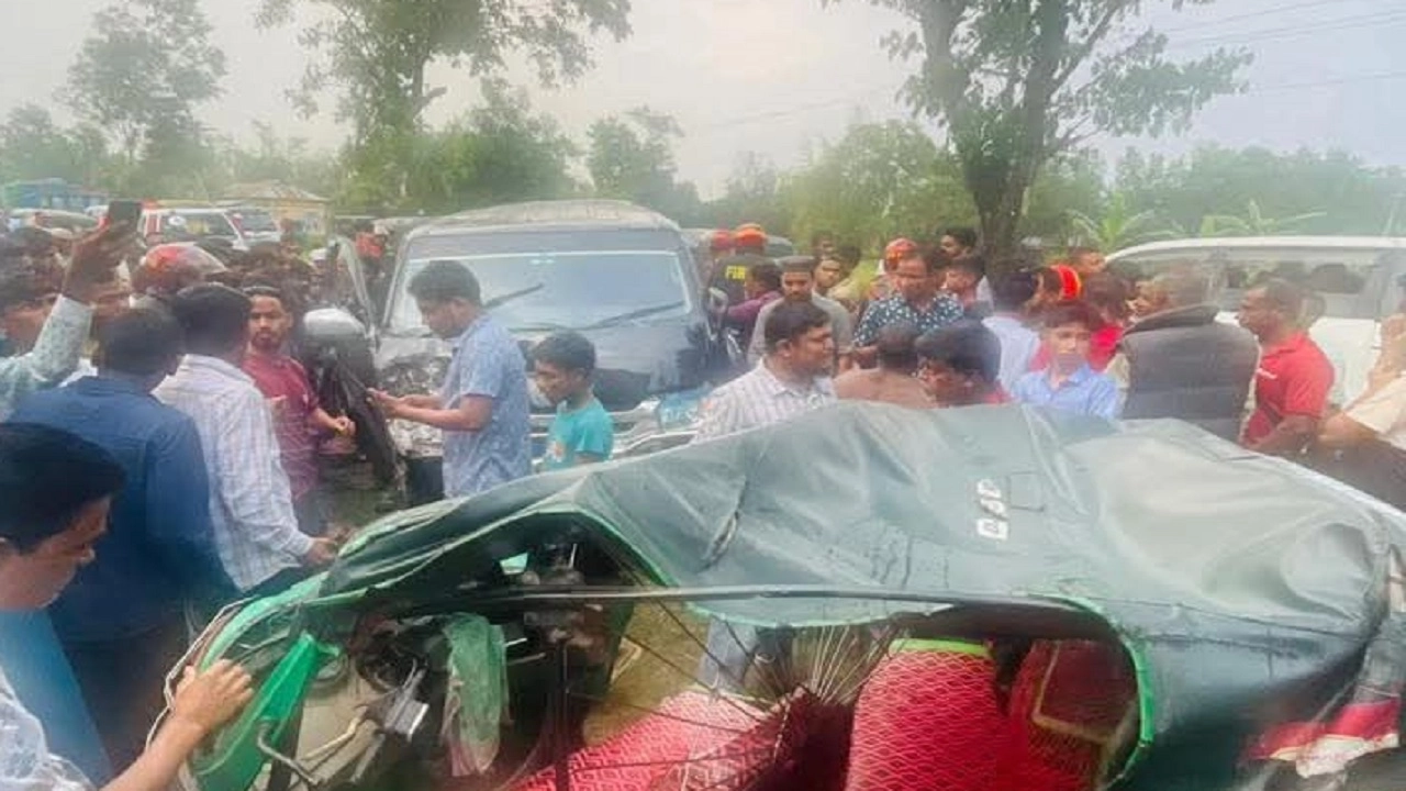 দুর্ঘটনা কবলিত মাইক্রোবাস-সিএনজি