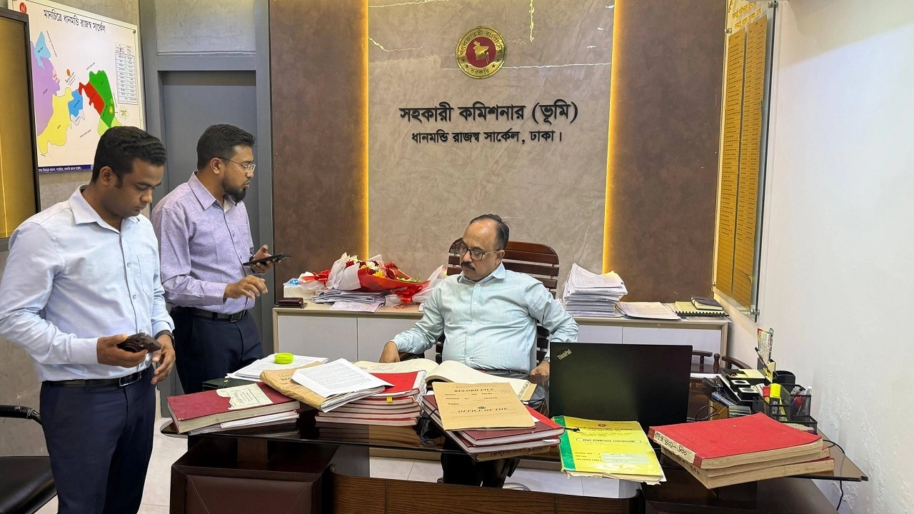 সেবার মান যাচাইয়ে ধানমণ্ডি ভূমি অফিসে বিভাগীয় কমিশনারের আকস্মিক সফর
