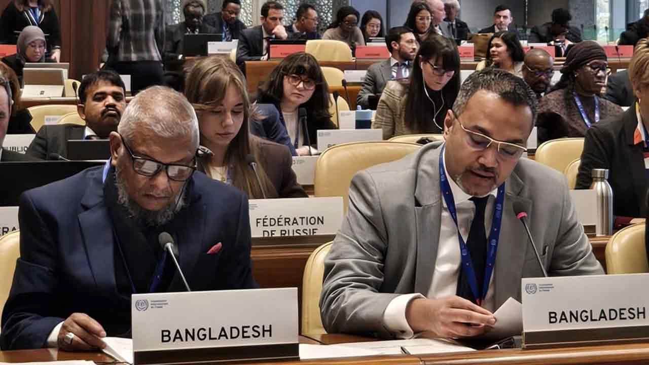 প্রবাসী কল্যাণ মন্ত্রী আরিফুল হক চৌধুরী এবং প্রধানমন্ত্রীর শ্রম, কর্মসংস্থান ও শিক্ষা উপদেষ্টা মাহদী আমিন সুইজারল্যান্ডের জেনেভায় সোমবার আইএলওর গভর্নিং বডির সভায় বাংলাদেশের প্রতিনিধিত্ব করেন। ছবি: পিআইডি