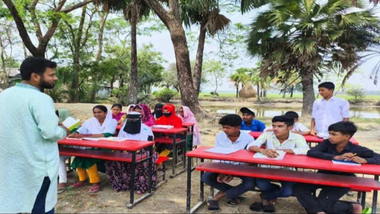 আকাশের নিচে চলছে পাঠদান কার্যক্রম