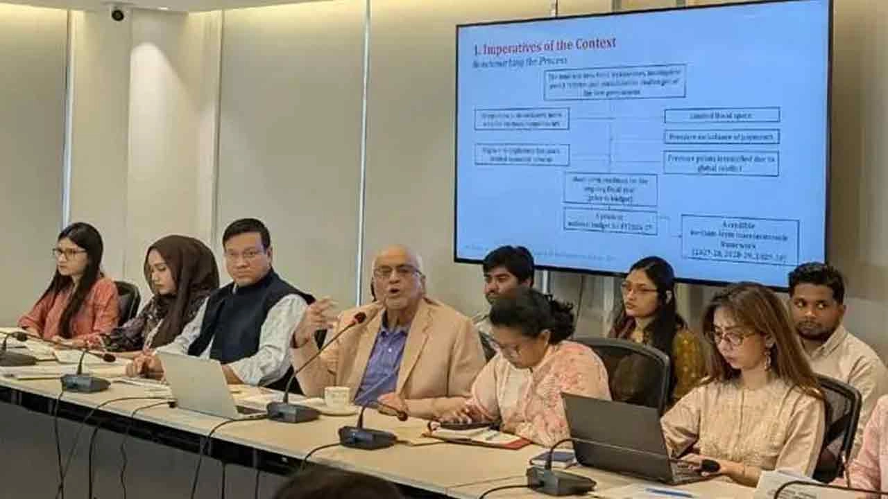 ধানমণ্ডিতে সিপিডি কার্যালয়ে ‘বাজেট ঘিরে নাগরিক ভাবনা ও প্রত্যাশা’ শীর্ষক প্রাক্-বাজেট মিডিয়া ব্রিফিংয়ে কথা বলছেন অর্থনীতিবিদ ড. দেবপ্রিয় ভট্টাচার্য