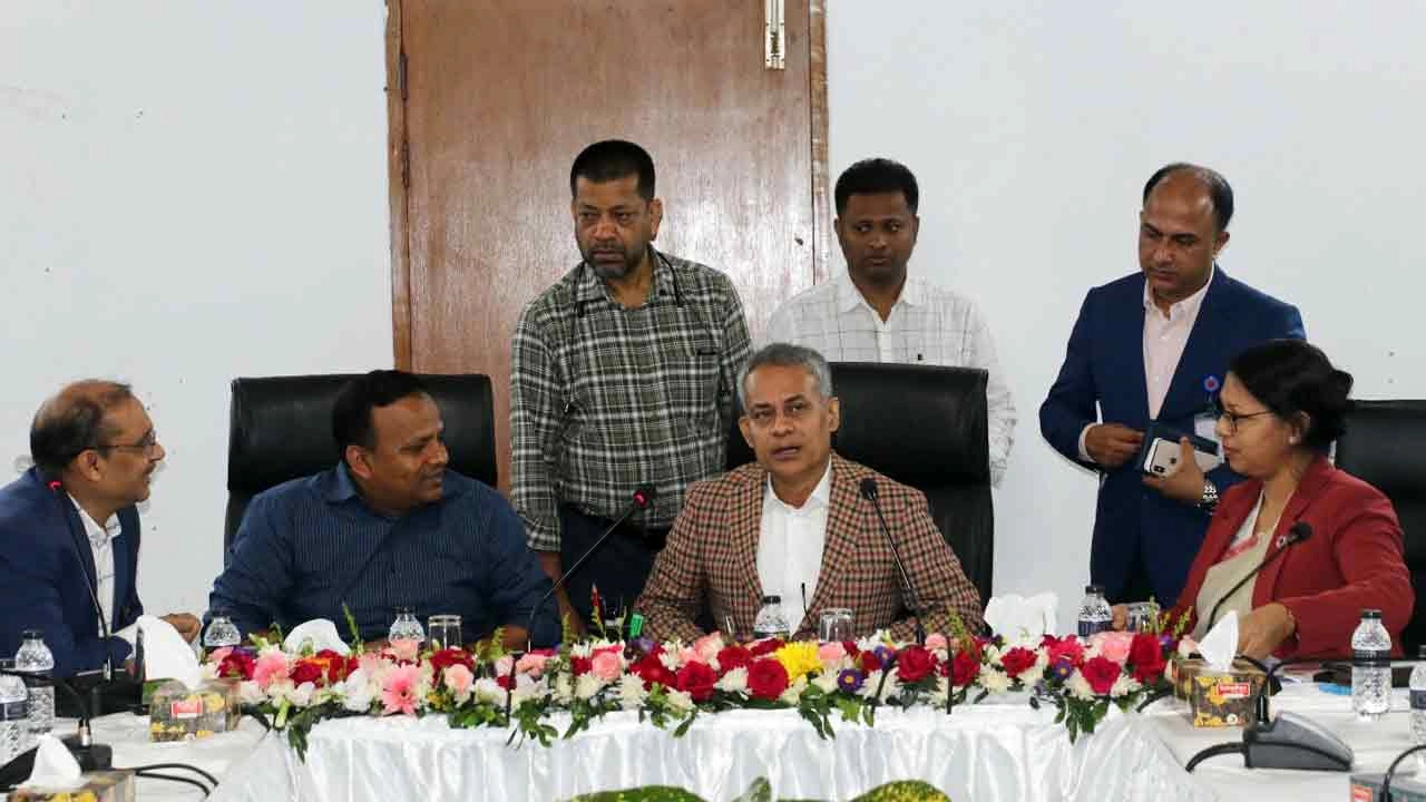 নৌপরিবহন, সড়ক পরিবহন ও সেতু এবং রেলপথ মন্ত্রণালয়ের মন্ত্রী শেখ রবিউল আলম