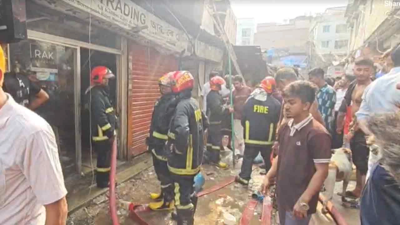 হাতিরপুলের একটি বাসায় আগুন লাগার ঘটনা ঘটে