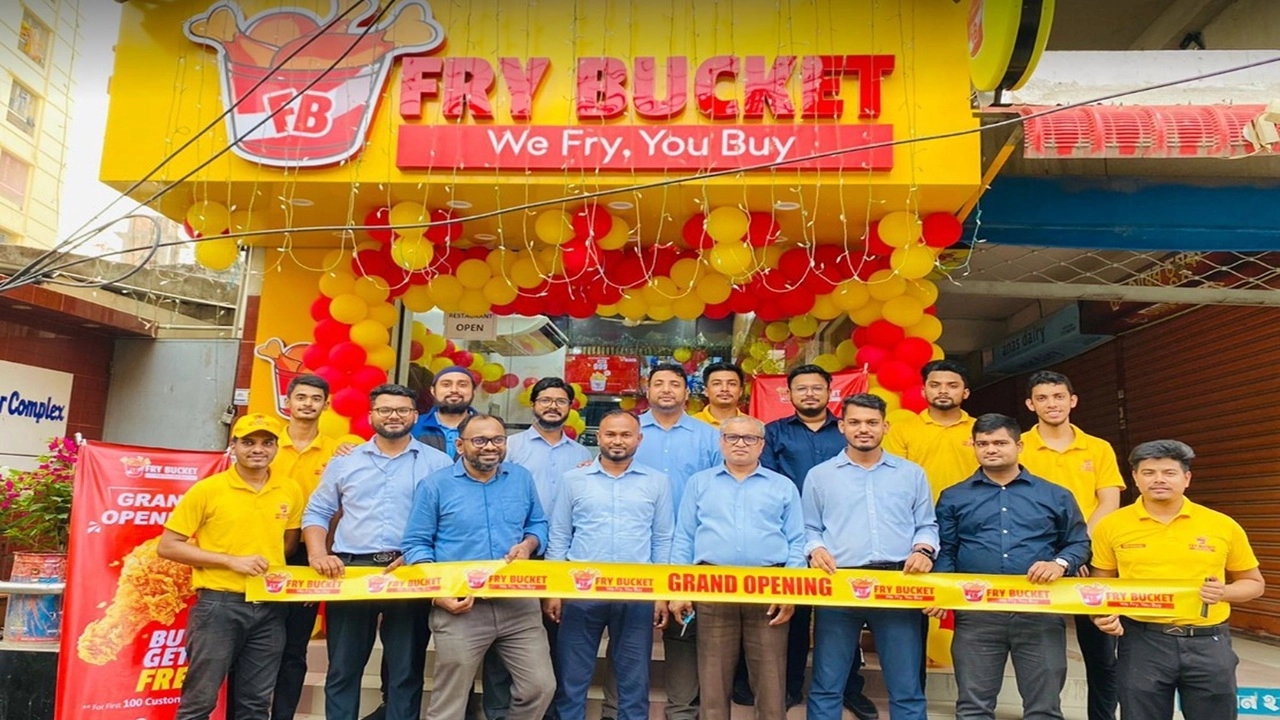 রাজধানীর সূত্রাপুরে জনপ্রিয় ফাস্টফুড রিটেইল চেইনশপ ‘ফ্রাই বাকেট’-এর নতুন শোরুম চালু হয়েছে।