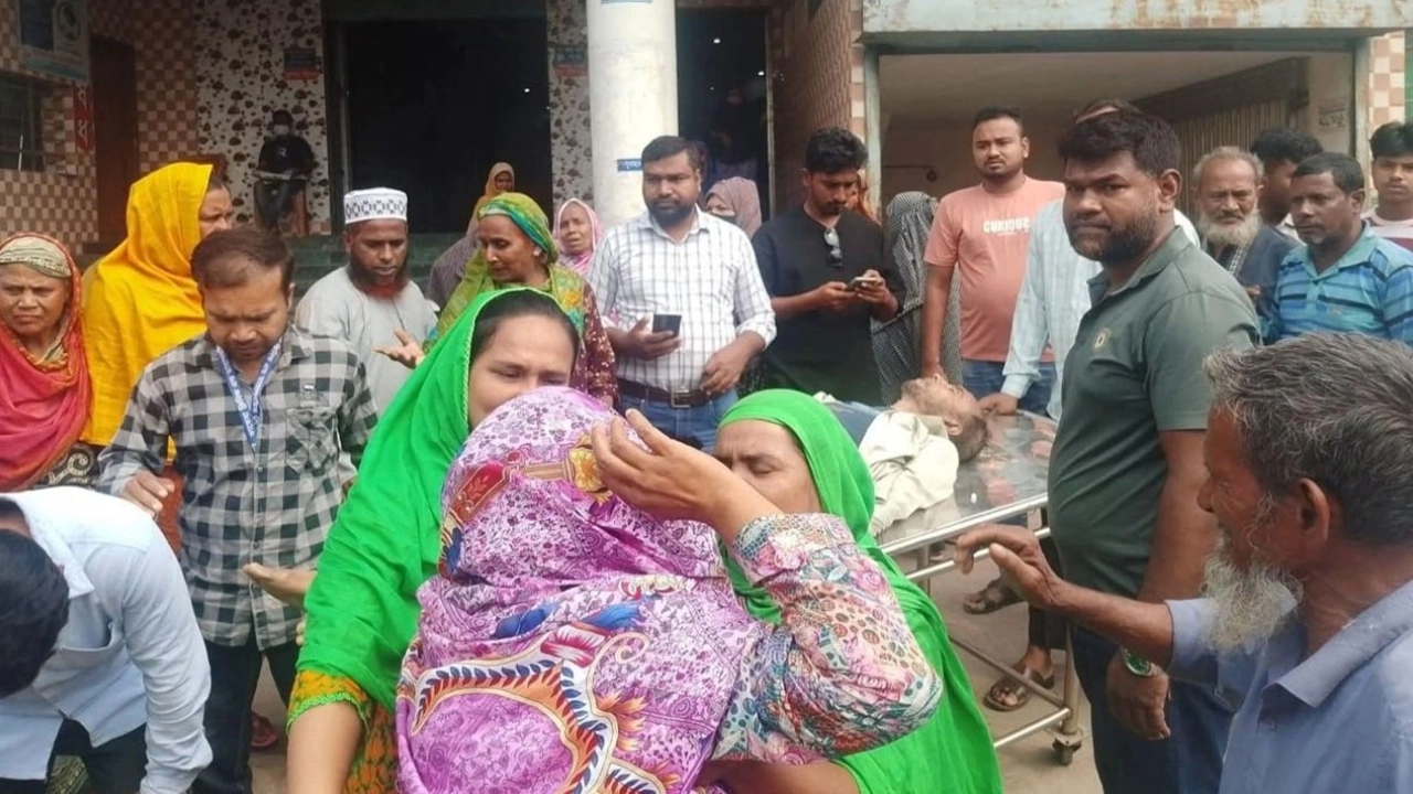 চুয়াডাঙ্গার আলমডাঙ্গা উপজেলায় ফুয়েল কার্ড সংগ্রহ করতে এসে বখতিয়ার নামের এক ব্যক্তির মৃত্যু হয়েছে।