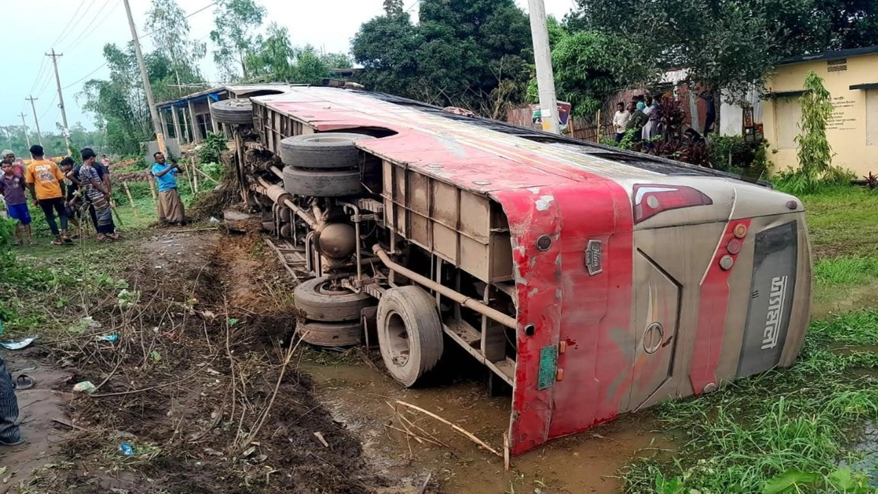 বাহুবল উপজেলায় ঢাকা-সিলেট মহাসড়কে শ্যামলী পরিবহনের একটি যাত্রীবাহী বাস নিয়ন্ত্রণ হারিয়ে রাস্তার পাশে খাদে