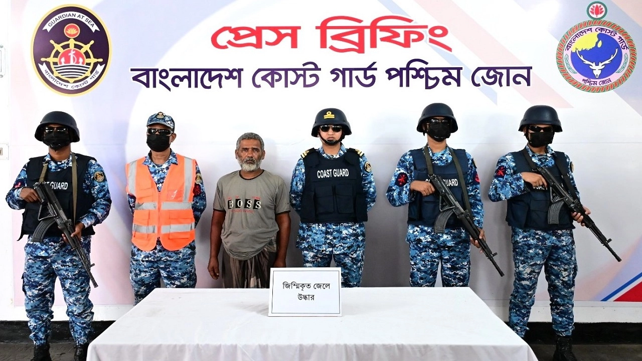 সুন্দরবনে জোনাব বাহিনীর হাতে জিম্মি থাকা হাত পা বাঁধা জেলে উদ্ধার