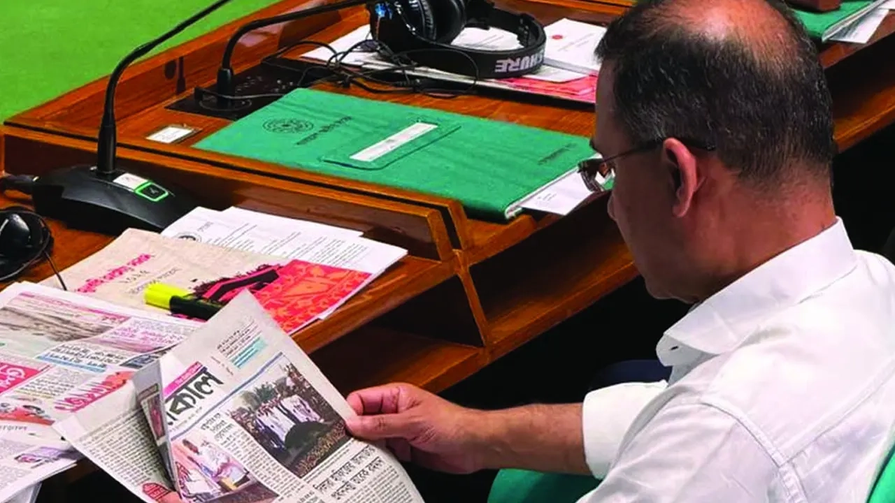 সংসদে বসেও পত্রিকায় চোখ প্রধানমন্ত্রীর