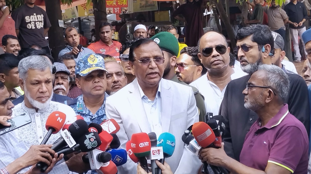 সাংবাদিকদের সঙ্গে কথা বলছেন ডিএসসিসি প্রশাসক আব্দুস সালাম