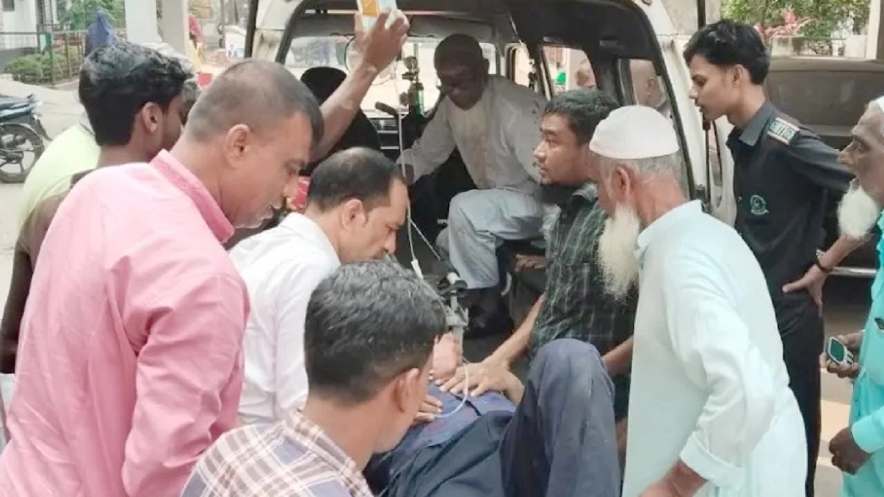 হাসপাতালে নেওয়া হচ্ছে আহত মুক্তিযোদ্ধা মো. ওয়াহিদুজ্জামান নাঈমুলকে
