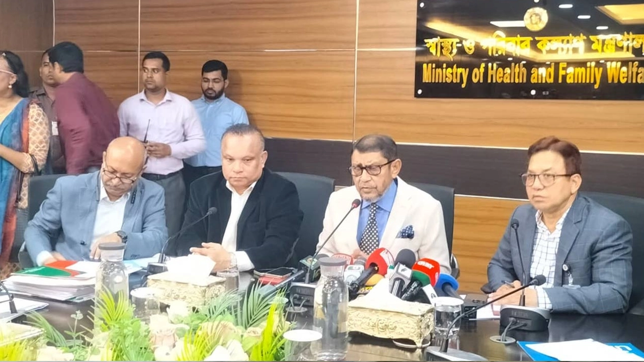 সংবাদ সম্মেলনে স্বাস্থ্যমন্ত্রী সাখাওয়াত হোসেন বকুল ।। ছবি: সংগৃহীত