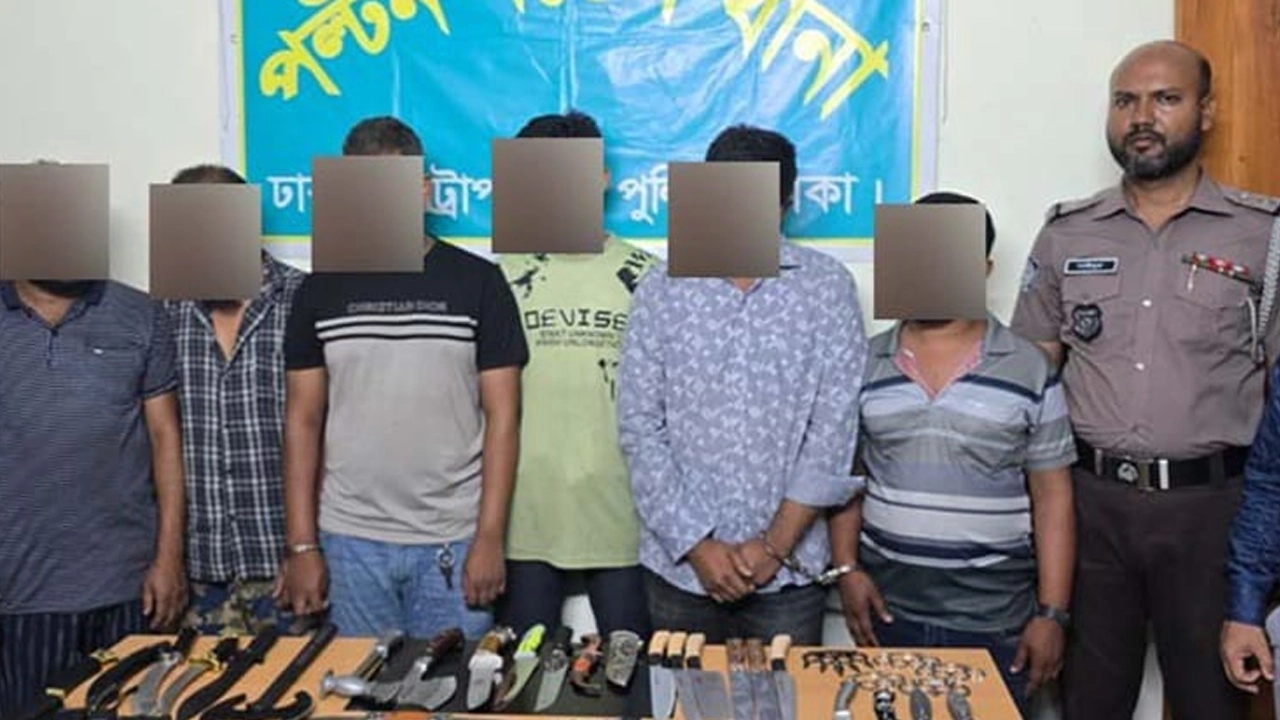 হার্ডওয়্যারের দোকান থেকে বিপুল পরিমাণে দেশীয় অস্ত্রসহ আটক ৬