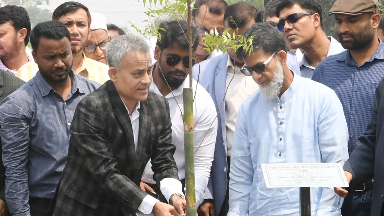 বৃক্ষরোপণ কর্মসূচি অনুষ্ঠানে সড়ক পরিবহন ও সেতু, রেলপথ এবং নৌপরিবহন মন্ত্রী শেখ রবিউল আলম