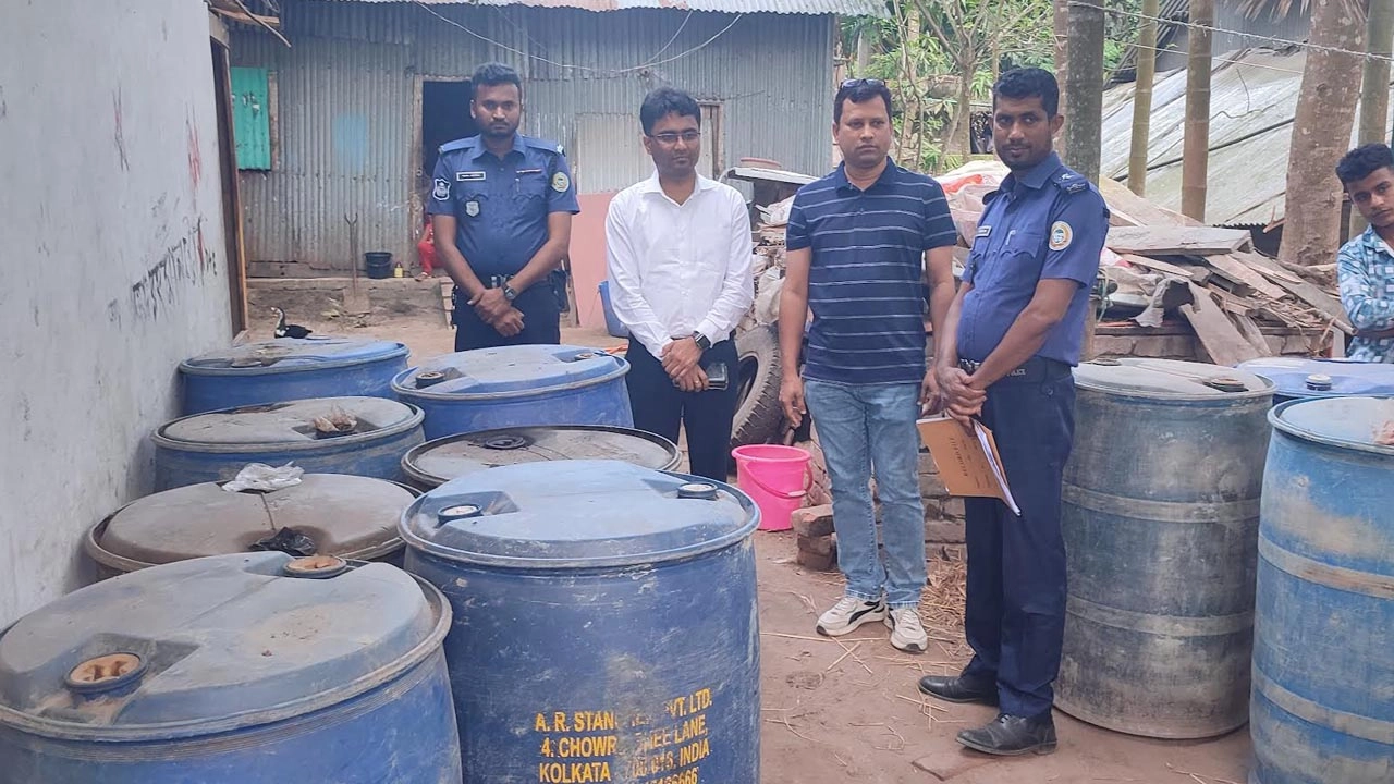 ভাণ্ডারিয়ায় ২৩২০ লিটার ডিজেল জব্দ