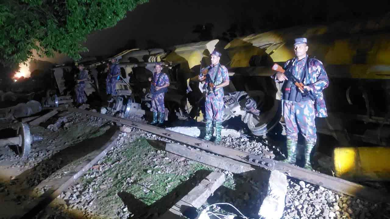 মাধবপুরে তেলবাহী ট্রেনের ৫ বগি লাইনচ্যুত, উদ্ধারকাজে বিজিবির তৎপরতা