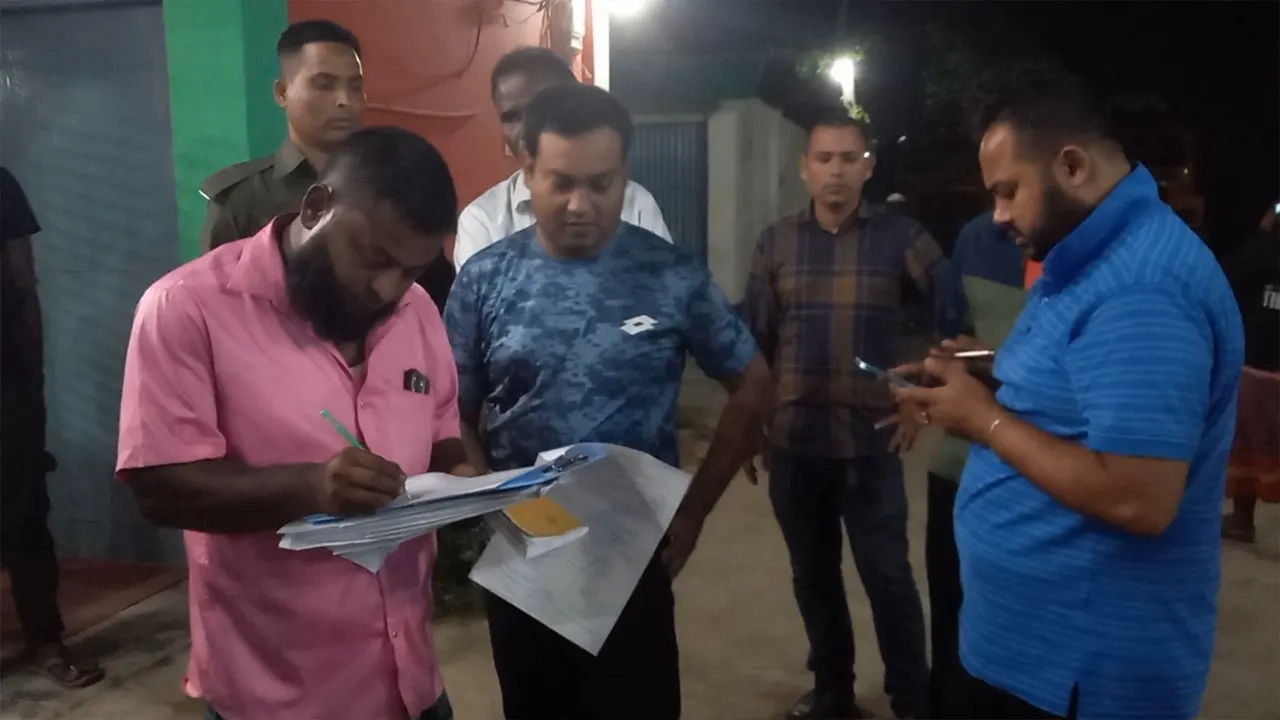 বাড়িতে অবৈধভাবে তেল মজুদের দায়ে ব্যবসায়ীকে ১০ দিনের কারাদণ্ড