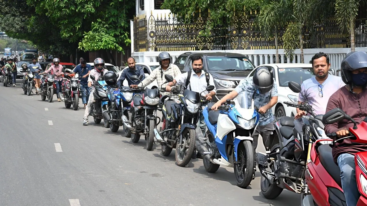 জ্বালানি তেল সংগ্রহে যানবাহনের দীর্ঘ লাইন
