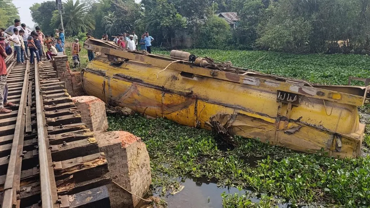 লাইনচ্যুত বগি উদ্ধারের কাজ চলছে