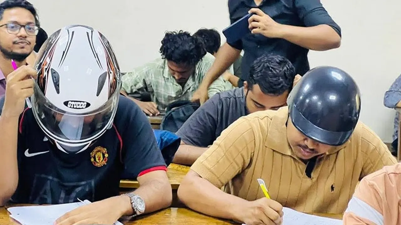 হেলমেট পড়ে পরীক্ষার হলে জবি শিক্ষার্থীরা
